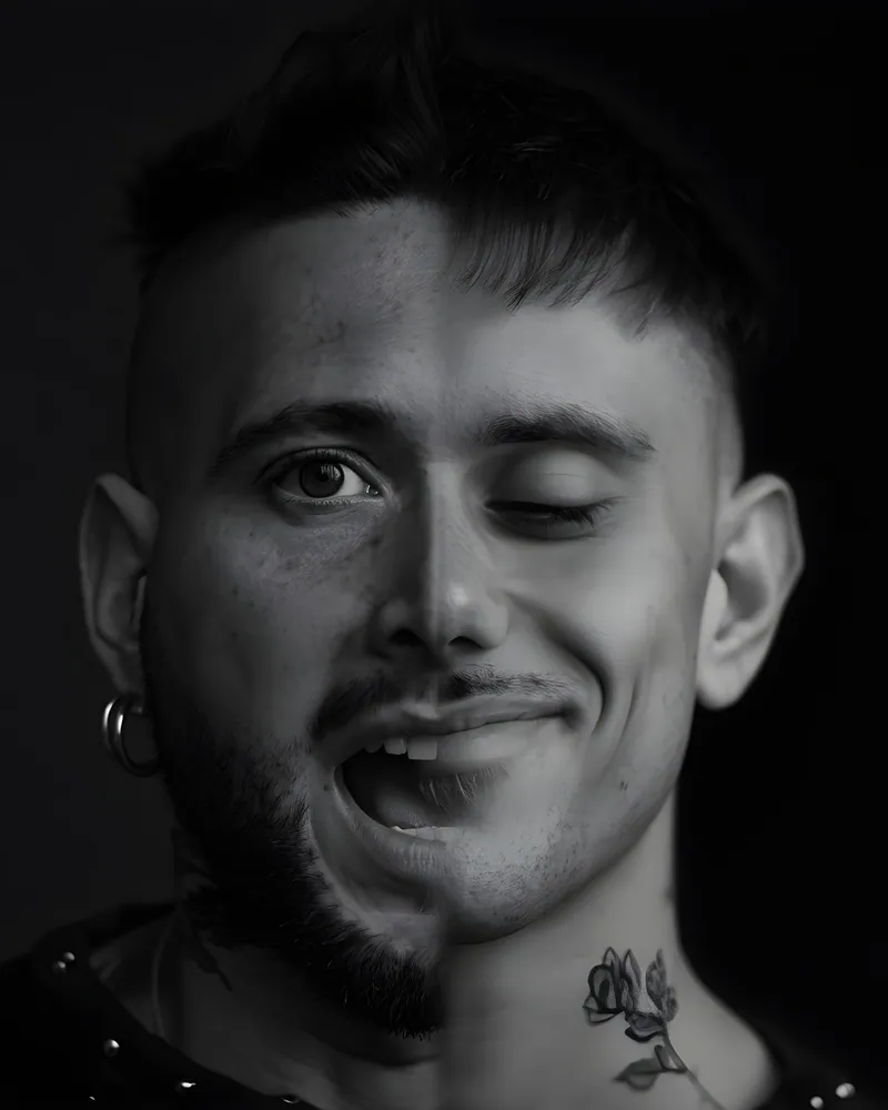 Retrato en blanco y negro de uno del dúo guiñando un ojo