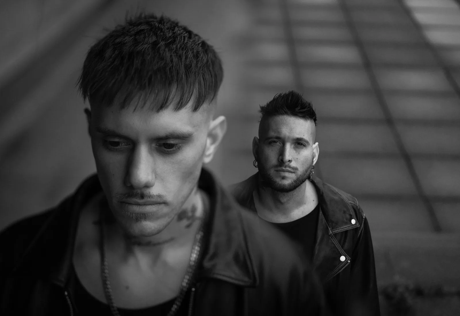 Retrato en blanco y negro de Mateo D'Angelo y Felipe Bonilla